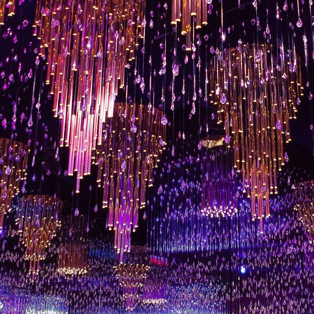 RevelryDesign's tweet photo. The Magic of 100,000 Sparkling Teardrop Crystals Surrounding Gold Chandeliers.
#DazzlingatDolby #RevelryEventDesign
Follow along as we d… https://t.co/svgyW2LqaU