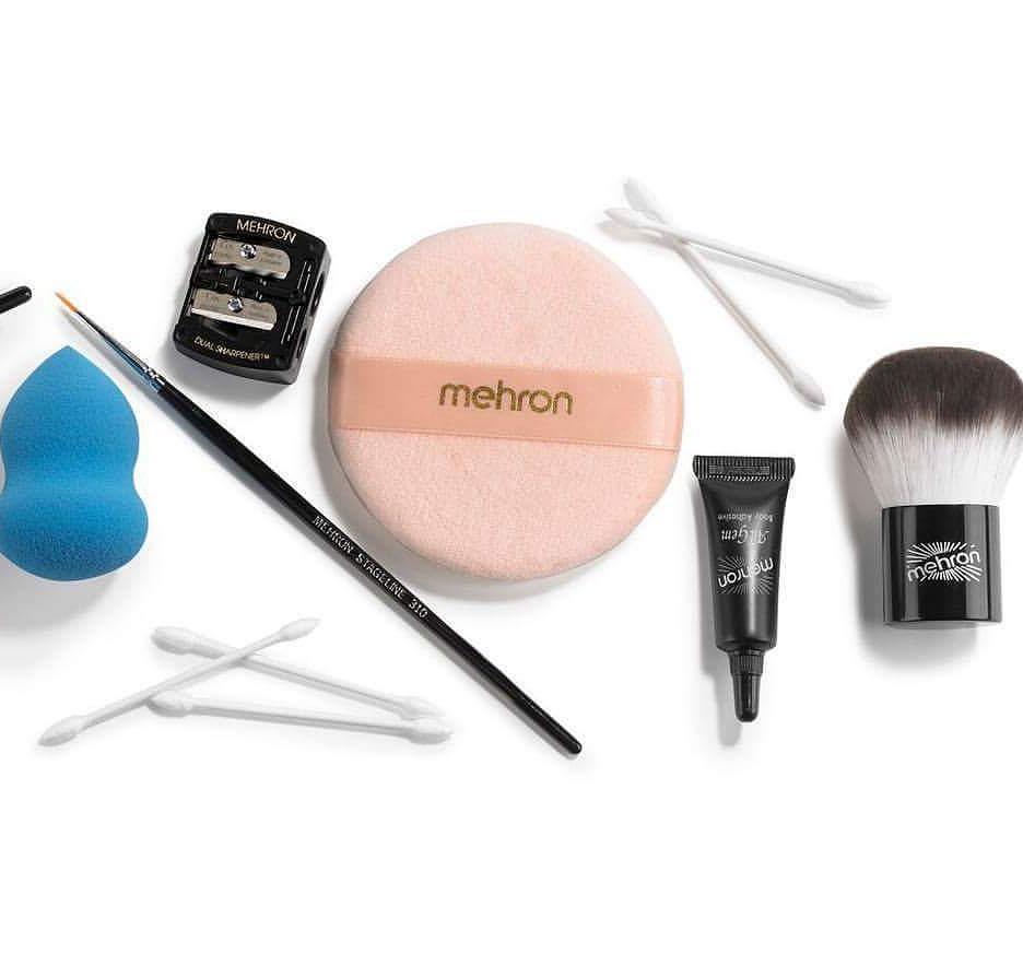 ArlenesCostumes's tweet photo. The tools... the most important element in makeup application!
#MehronTools #MehronBeauty #FaceSmoothie #FaceKabu… https://t.co/dsaZYZOKP0 https://t.co/SyBR6P0625