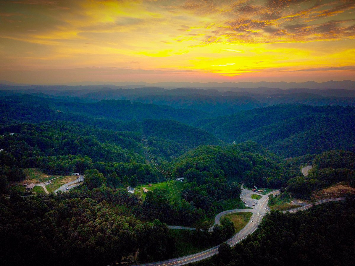 b_deel's tweet photo. Sunsetting over the mountains of Dickenson County VA.  #swva #sunset #dji #500px #DJIMavicPro https://t.co/H3f9KFnY62