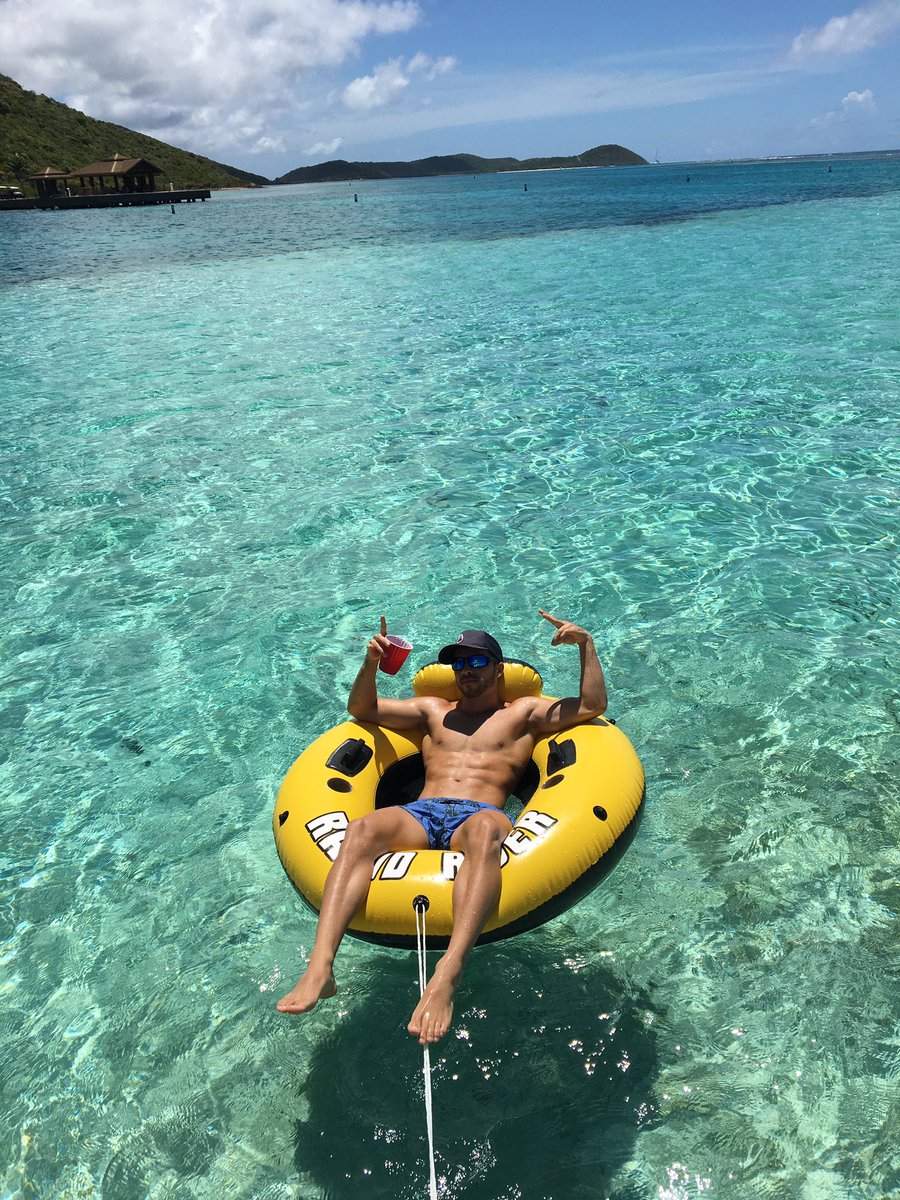 Nerys_99's tweet photo. BVI back at it 🍹🌊🌴 #VasoDeAnibal https://t.co/1w1UNIg4tU