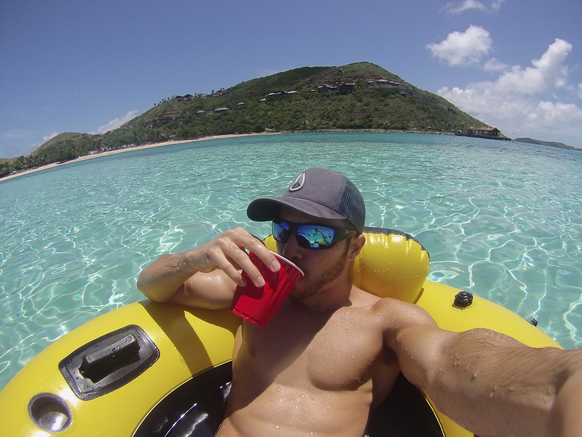 Nerys_99's tweet photo. BVI back at it 🍹🌊🌴 #VasoDeAnibal https://t.co/1w1UNIg4tU