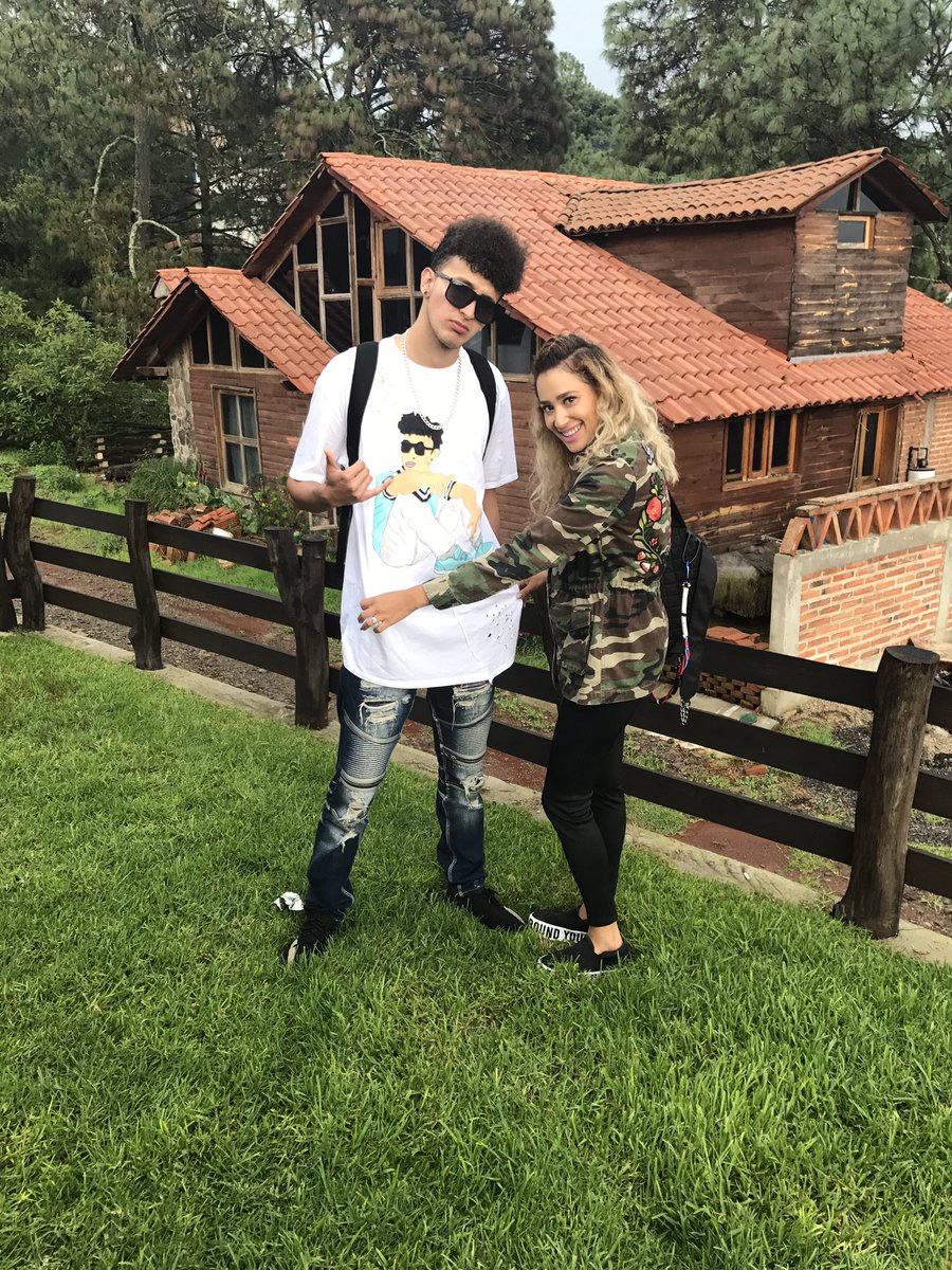 taligonma's tweet photo. Su regalo 🎁 de cumpleaños adelantado @HotSpanishTV #handpainted #hotspanish #vicio https://t.co/AQZBqFq6r4