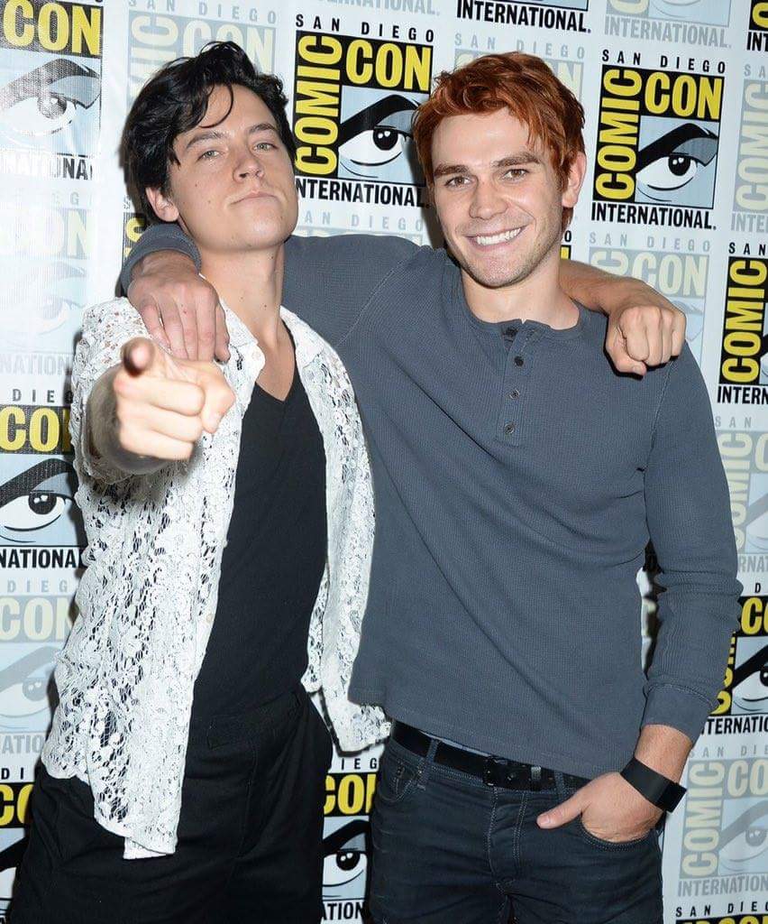 _riverdalenews's tweet photo. Cole Sprouse and @kj_apa at #SDCC #RiverdaleSDCC today. https://t.co/rzo8bEAIj8