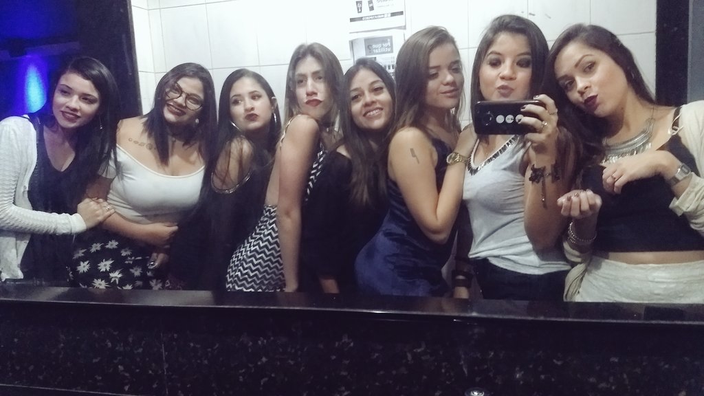 limarobertinha_'s tweet photo. Noite louca 💃🎶🍻 https://t.co/s9RNIZEiDs