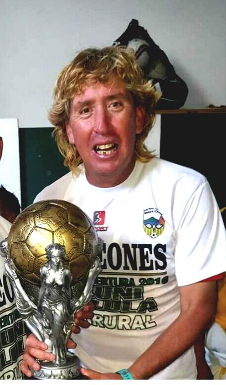 Barrientosfut's tweet photo. @Barrientosfut Foto Histórica !!!  Buenas Noches 🇨🇱🇬🇹⚽ https://t.co/5AcnJIrpII