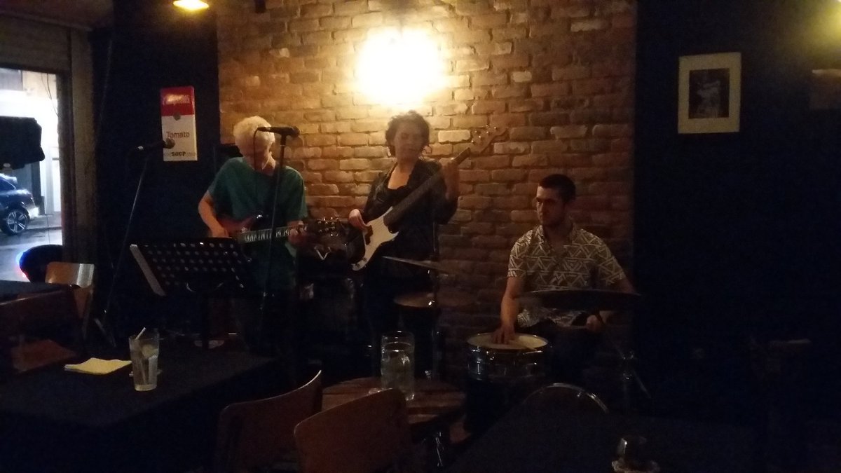 astigma82's tweet photo. Enjoying the sweet sounds of Easy Lemon at @zylasonjames 😎🎤🎸🎶 #EasyLemon #Zylas #MusicAndMenu #JamesStreetNorth #LoveThisPlace https://t.co/TYMuBKRms8