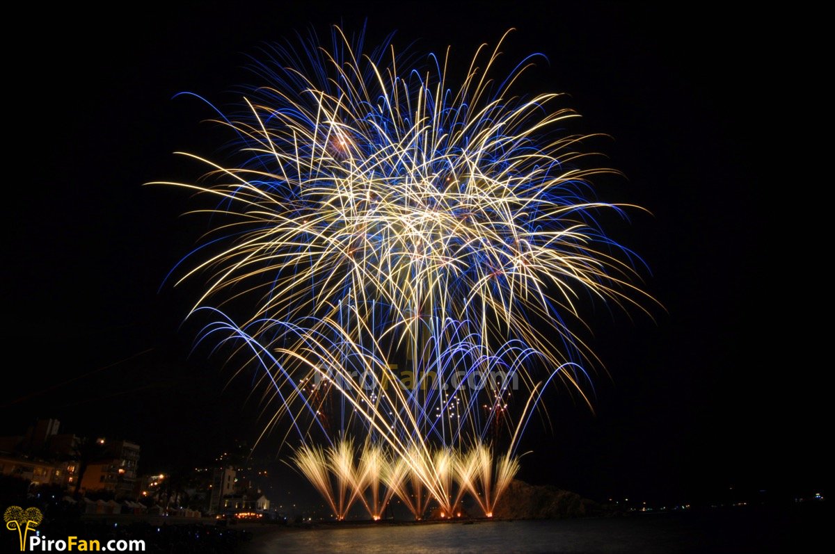 El castillo de <a href="/PiroVulcano/">Pirotecnia Vulcano</a> 1º de la 47 Ed. de <a href="/ElsfocsdeBlanes/">Els Focs de Blanes</a> ha dejado grandes fachadas como la de la imagen. En unas horas más fotos