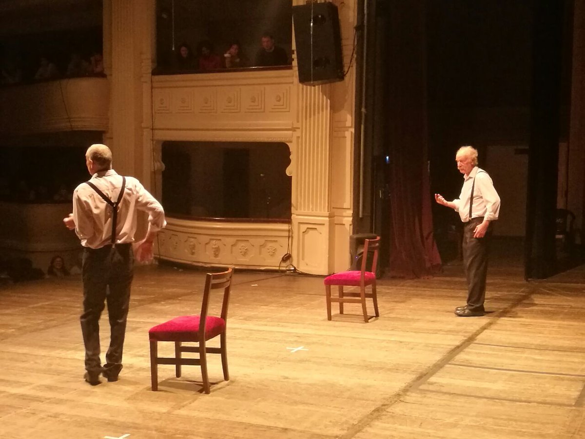 A sala llena comenzó la primer función de los 30 años de "EDUCANDO AL NENE"en el Teatro Independencia.