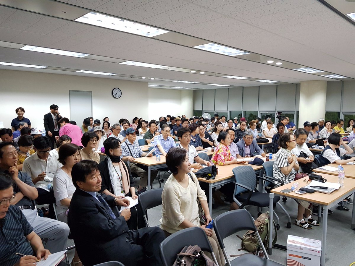 어제 상암동 박정희기념관에서 열린 [이런교육감선출본부] 결성을 위한 예비 세미나. 토요일 저녁 상암동 골짜기에 달랑 빵 한쪽과 우유 한 팩 준비했는데...백 50여분 오셔서 아주 진지한 자리가 마련됐다.