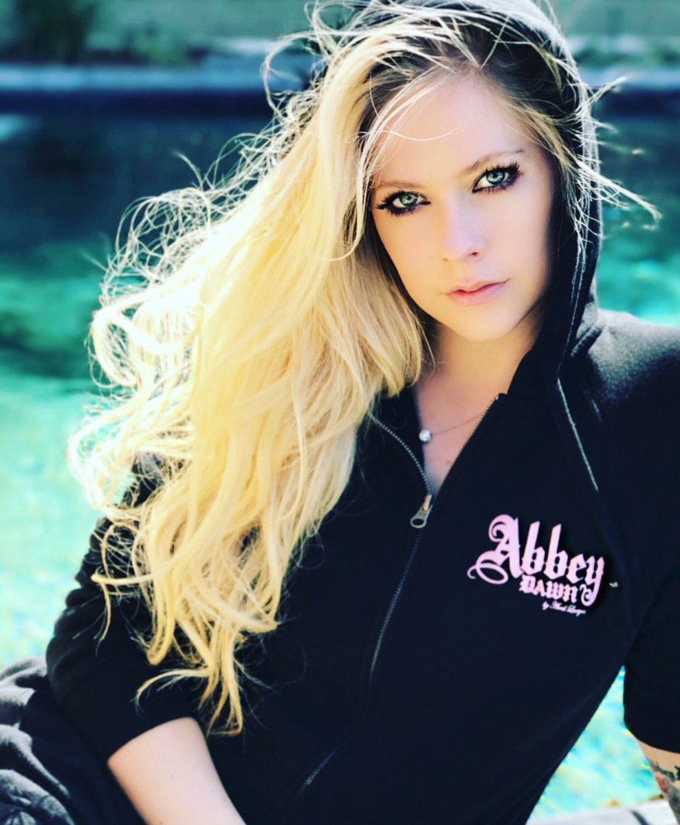 Avrilavida's tweet photo. Essa mulher a cada ano que passa fica mais linda, não sei lidar com isso não ♥ https://t.co/ElL0RvAmml