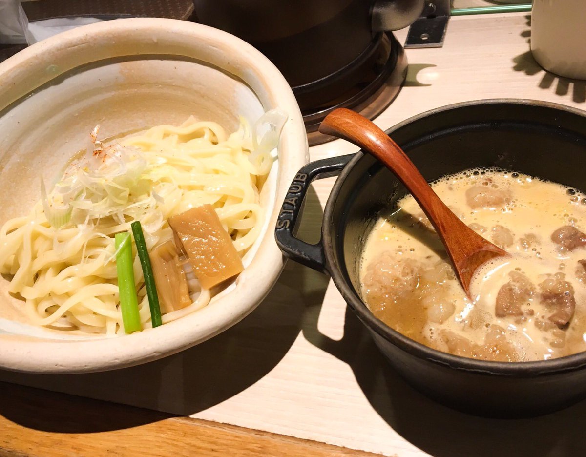 Beu S News Twitterren 麺がうどん 大阪 京橋にあるラーメン屋 ほそ道 ここのつけ麺 なんと麺がうどんなのだ 看板メニュー もつつけ麺 との相性抜群 さらに学生は学生証提示で味玉トッピング かごはんを無料サービスしてくれるので満足すること間違い