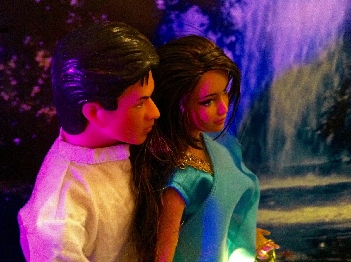 breakfreeofbox's tweet photo. .@iamsrk Paro and Devdas...by now it's a scene etched in our souls! Hope you enjoy my #15YearsOfDevdas doll tribute https://t.co/RTyrGscV4V https://t.co/EYW6EahkTJ
