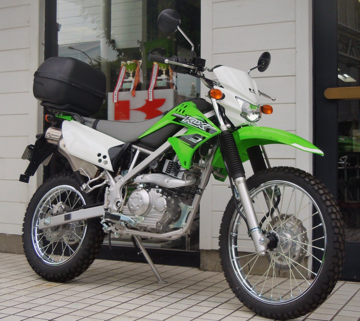 カワサキプラザ東京江戸川 على تويتر 本日納車予定の Klx125 です 通勤仕様との事でリアキャリア トップケースを取付けさせて頂きました コストパフォーマンスの高い一台です 生産終了してしまった Klx シリーズです ご購入頂きました S様誠にありがとうご