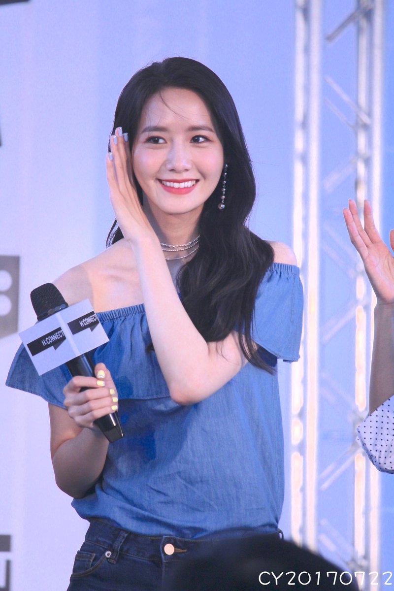 [PIC][22-07-2017]YoonA khởi hành đi Đài Loan để tham dự buổi Fanmeeting cho thương hiệu "H:CONNECT" vào hôm nay - Page 3 DFYtWmBVYAEN3kn