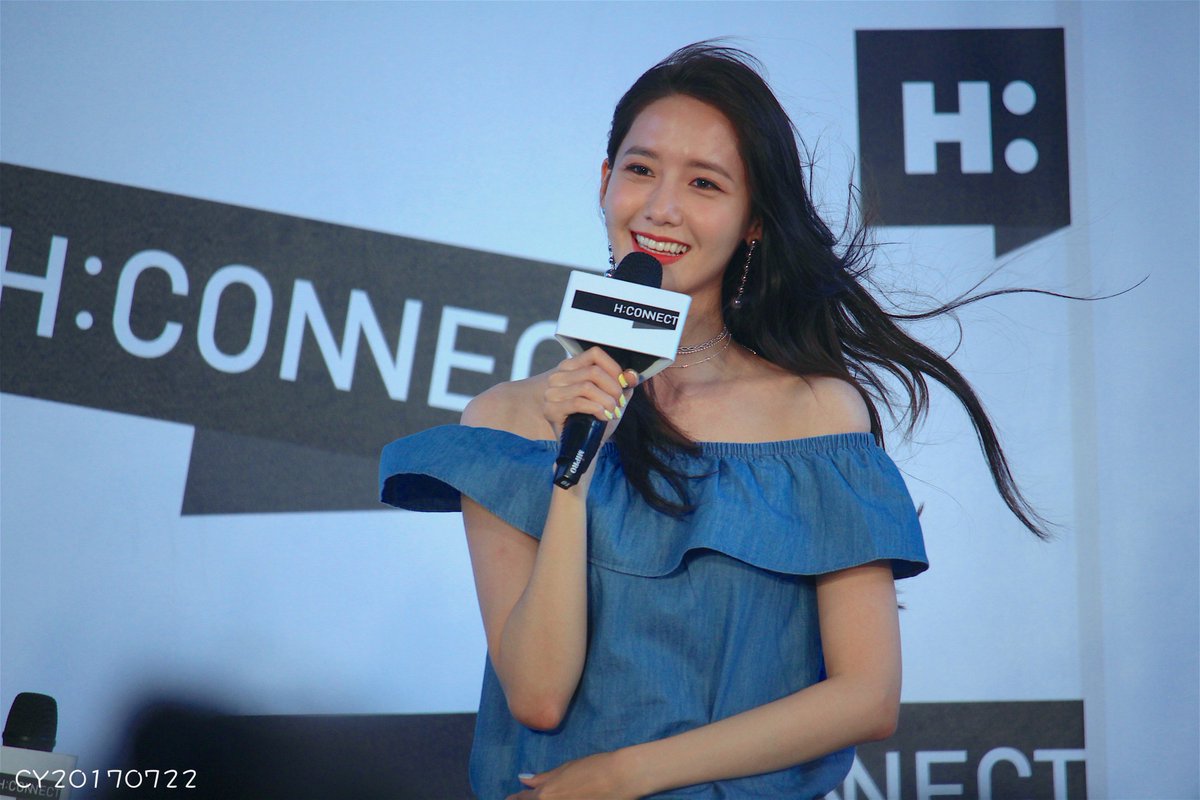 [PIC][22-07-2017]YoonA khởi hành đi Đài Loan để tham dự buổi Fanmeeting cho thương hiệu "H:CONNECT" vào hôm nay - Page 3 DFYugUHUMAAlXZX