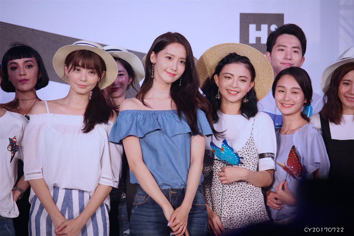 [PIC][22-07-2017]YoonA khởi hành đi Đài Loan để tham dự buổi Fanmeeting cho thương hiệu "H:CONNECT" vào hôm nay - Page 3 DFYyTUgVYAUjp_S