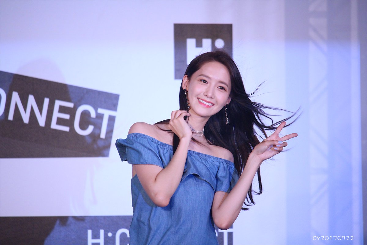 [PIC][22-07-2017]YoonA khởi hành đi Đài Loan để tham dự buổi Fanmeeting cho thương hiệu "H:CONNECT" vào hôm nay - Page 3 DFYyk1AUAAIB7MX