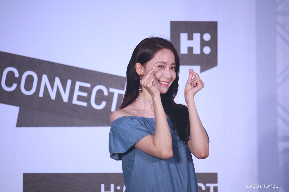 [PIC][22-07-2017]YoonA khởi hành đi Đài Loan để tham dự buổi Fanmeeting cho thương hiệu "H:CONNECT" vào hôm nay - Page 3 DFYykxAU0AAmUsx