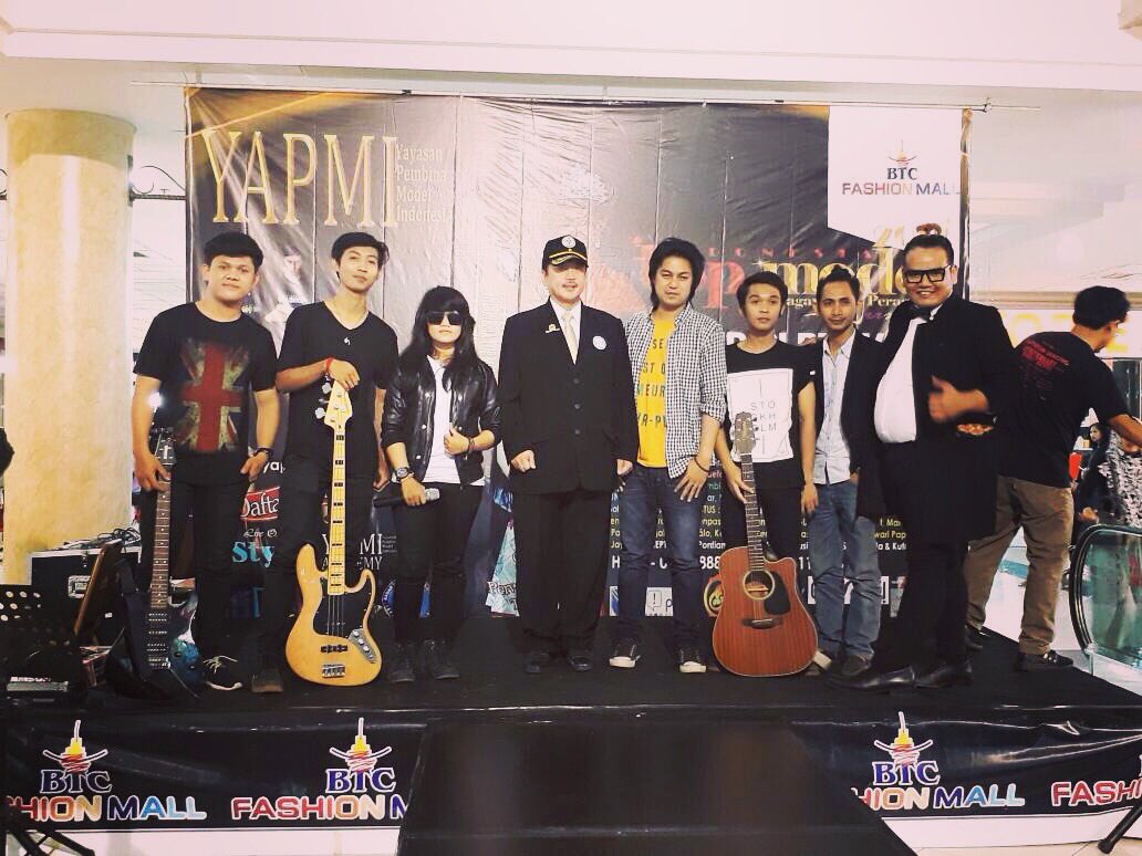 osin_official's tweet photo. Osin band on stage event audisi YAPMI BTC mall bandung , https://t.co/eLeWLIEZSM