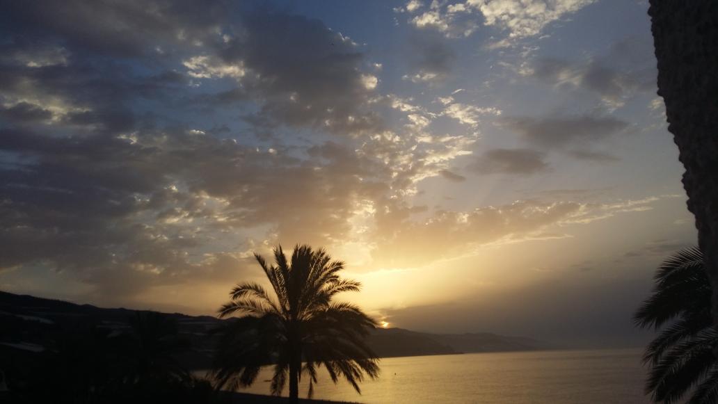 Desde la #CostaTropical, desde #SierraNevada, desde cualquier rincón de #Granada... que sea para todos un  #FelizDomingo