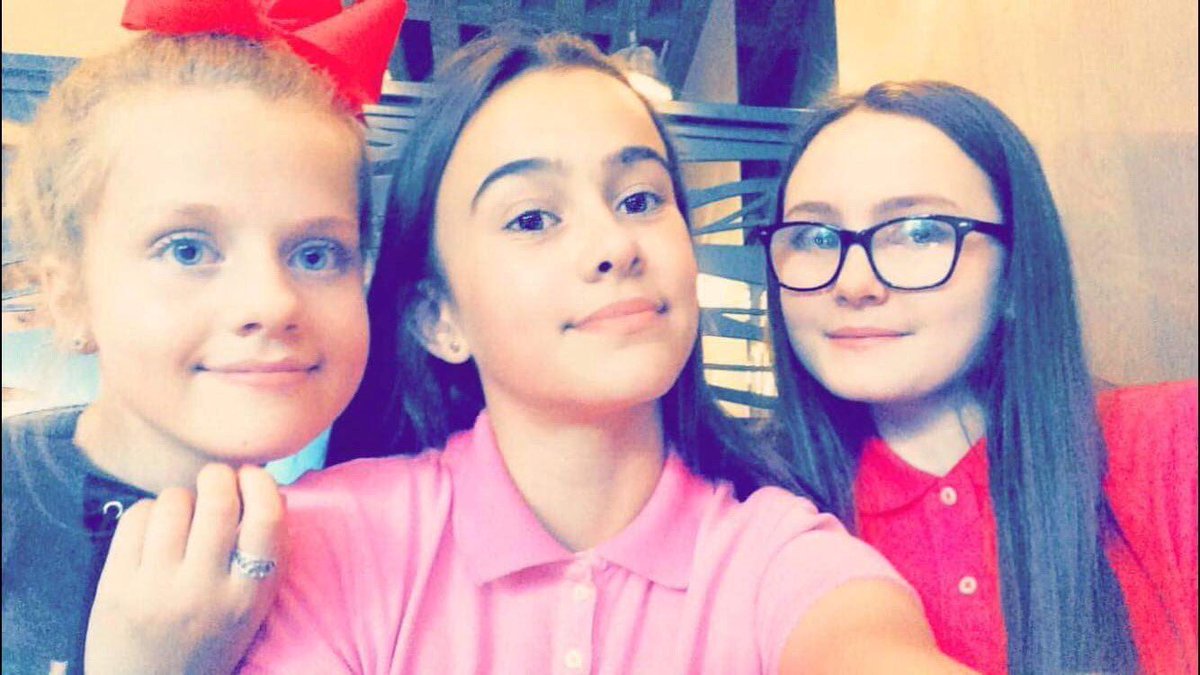 Cleoj16's tweet photo. #ConfidentForSaffron #middleone  #mybestfriends @SaffronBarker these are my bestfriend s and other who aren't on this pic but this is mee💓 https://t.co/uZ12O8hObH