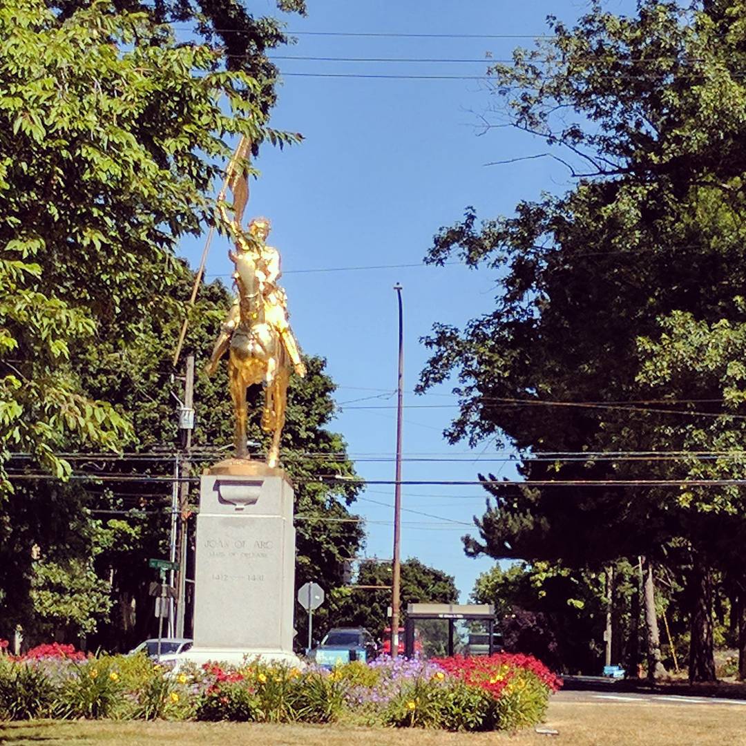 comixaddict's tweet photo. #PDXHunt @RoseCityCC #pdxhunt #rccc @rainydaygames @asmodeena mount tabor, Joan of Arc statue, cosmic monkey to start 💕 https://t.co/BSBtdhidYg