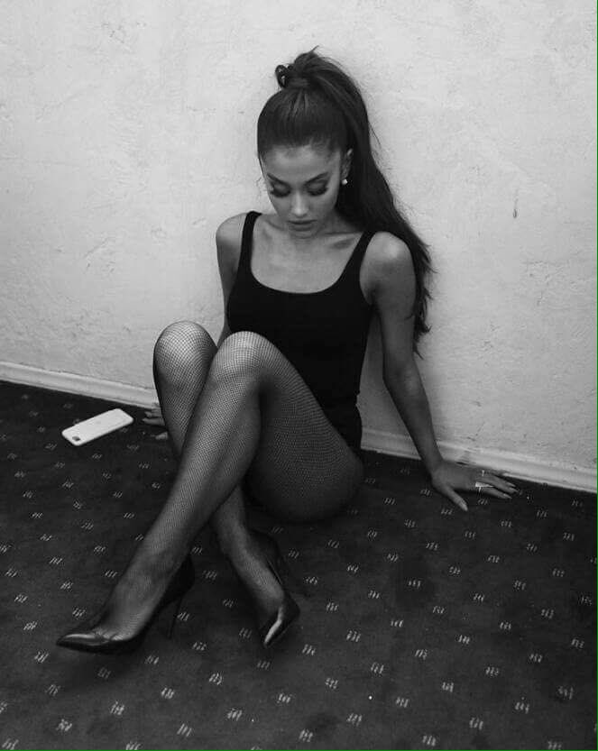 nykkos1's tweet photo. SLAY QUEEN #MTVHottest @ArianaGrande https://t.co/ehKvtNeR1j