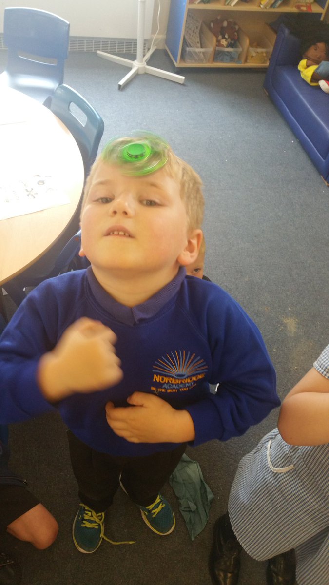 oakclass_2016's tweet photo. More tricks from our figit spinner day. #eyfs #figitspinner https://t.co/p4CU3A9TQb