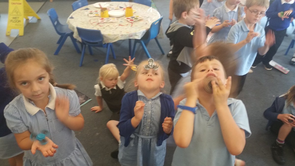 oakclass_2016's tweet photo. More tricks from our figit spinner day. #eyfs #figitspinner https://t.co/p4CU3A9TQb