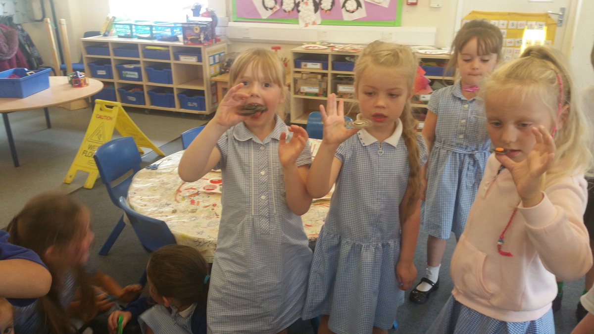 oakclass_2016's tweet photo. We had a figit spinner spin off. Our winner was delighted. #eyfs #learningisfun #itscooltobeinschool #schoolsnotoutforsummeryet https://t.co/g5Ho3vq69B