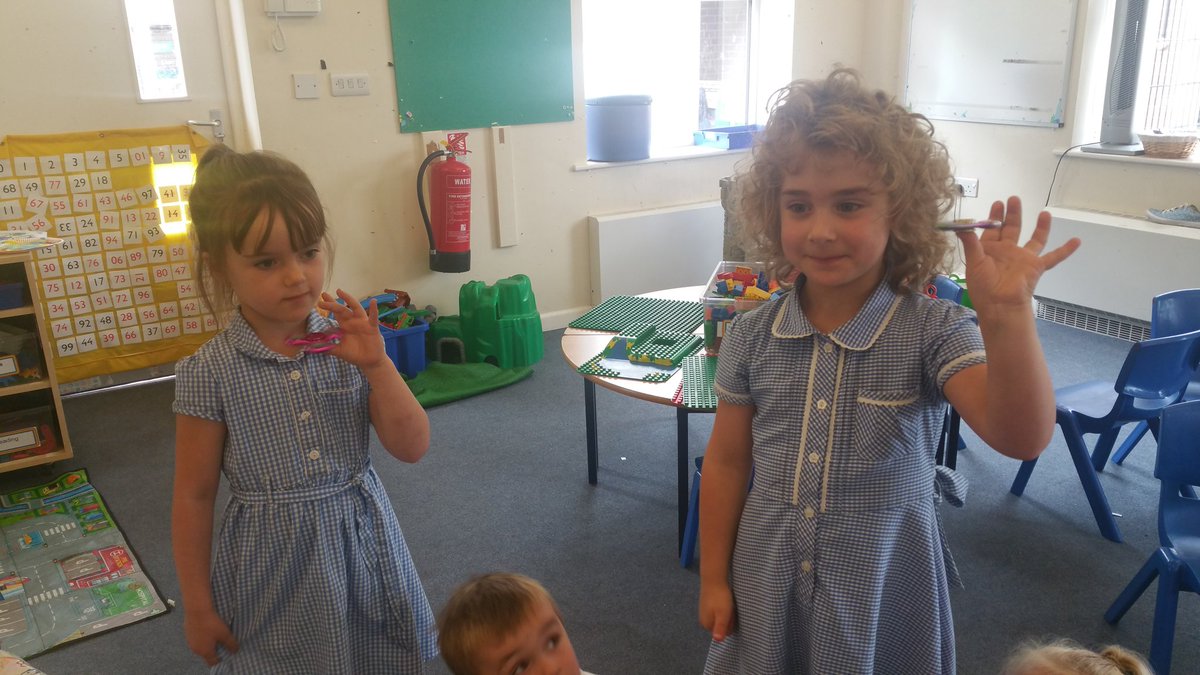 oakclass_2016's tweet photo. We had a figit spinner spin off. Our winner was delighted. #eyfs #learningisfun #itscooltobeinschool #schoolsnotoutforsummeryet https://t.co/g5Ho3vq69B