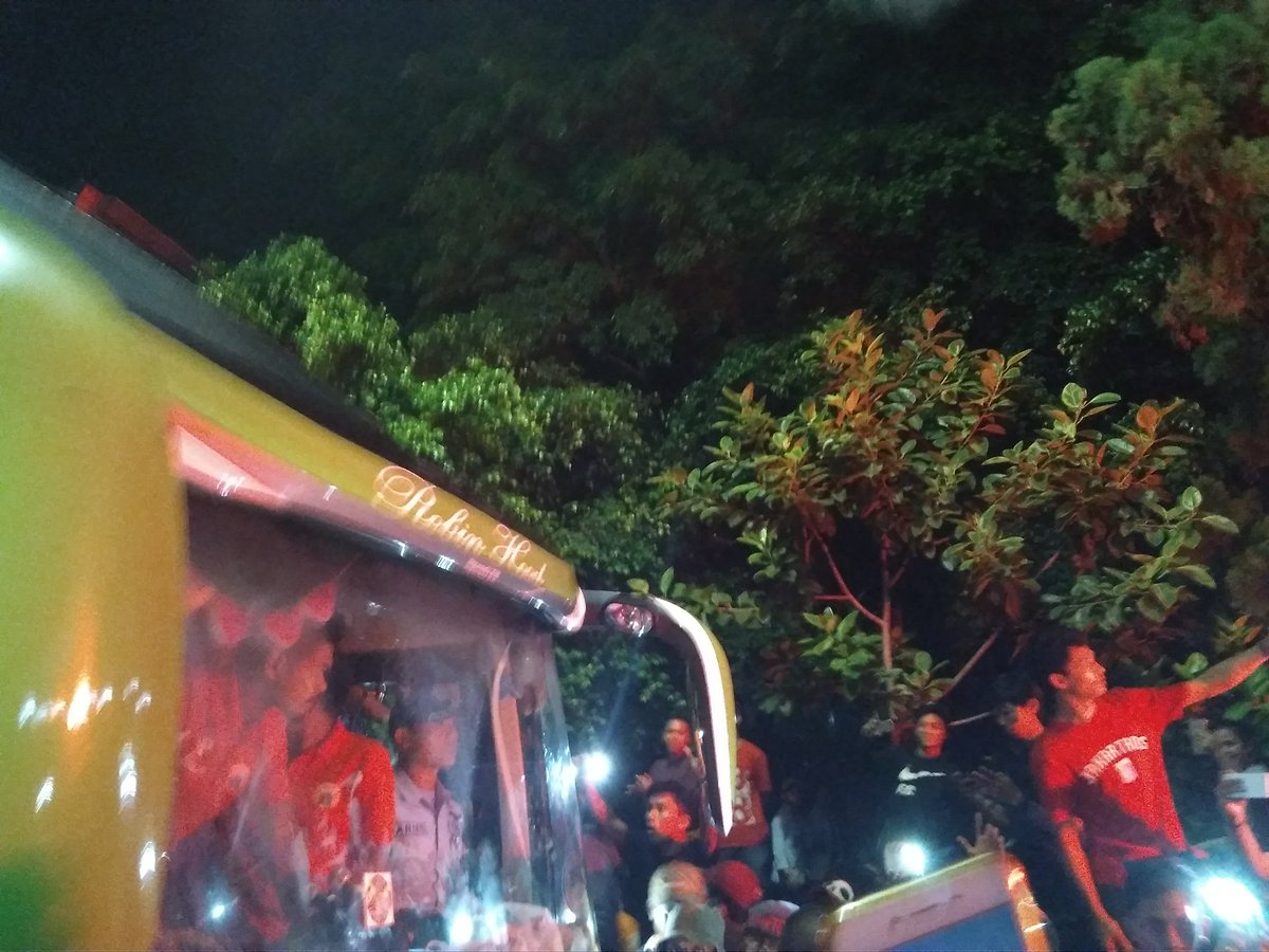 PEMBAJAK_BOGOR's tweet photo. Penyambutan tim Persija 🐯
#oleholeh1point
#PersijaForever
#NeverSurrender https://t.co/RNQlYWkDoC
