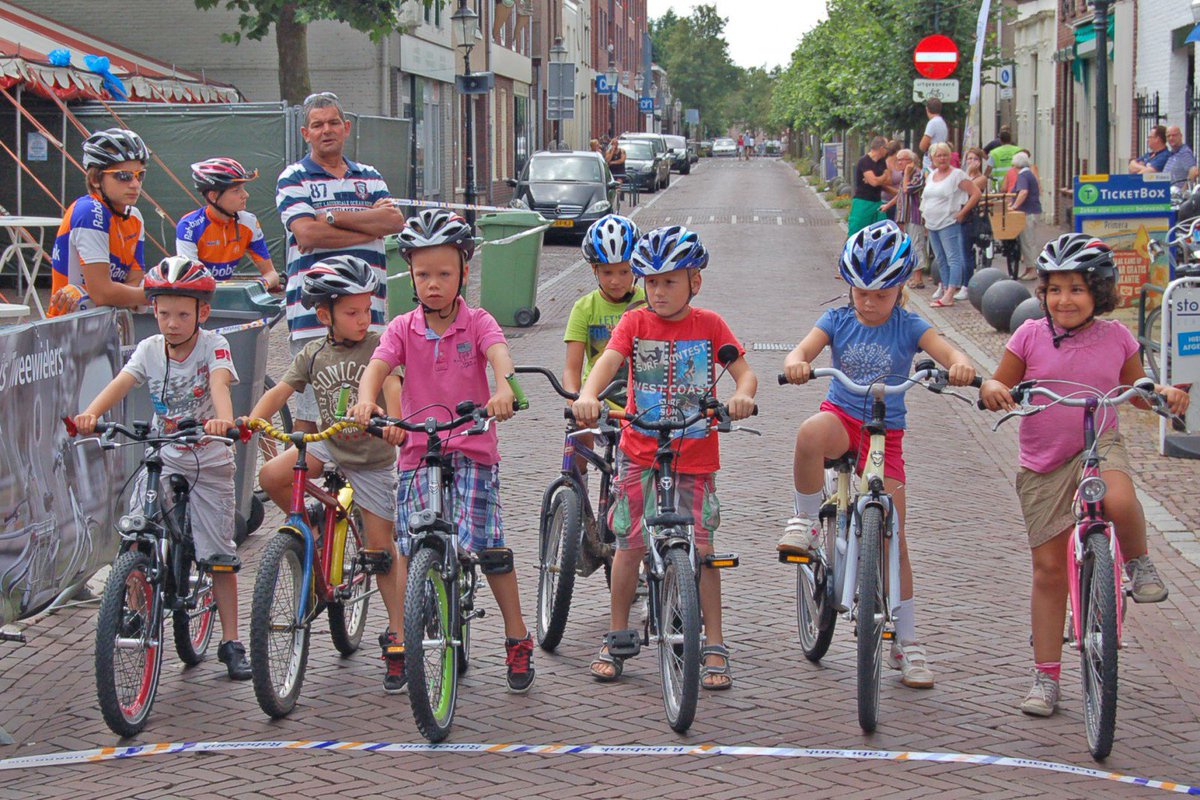 MoerdijkseBode's tweet photo. Dikke Banden Race tijdens Profronde van Zevenbergen | https://t.co/QX5yvVJ4Ak https://t.co/0D2Q9mnaVF