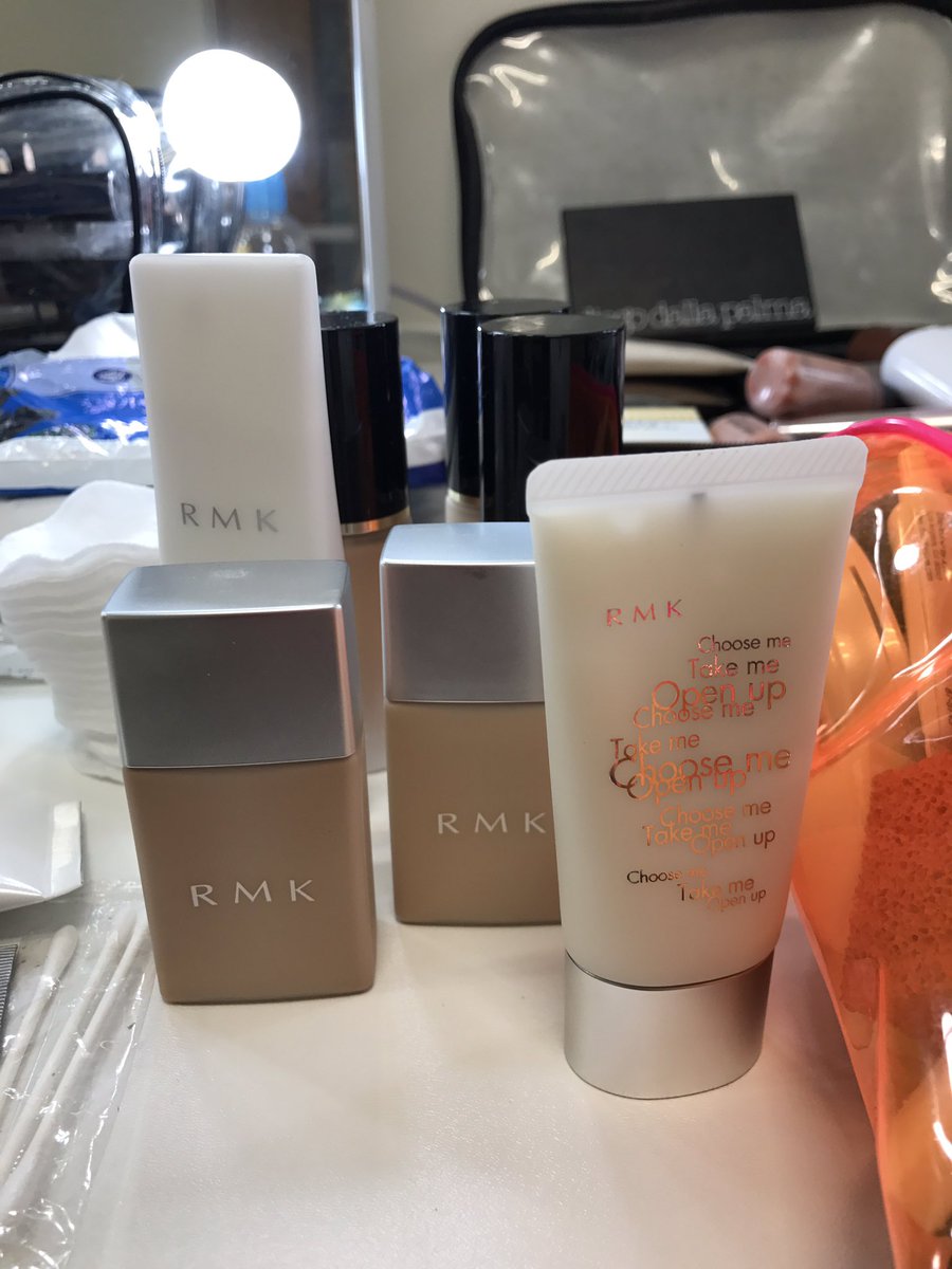 sessionschool's tweet photo. Today we are showcasing the latest products from @rmkuk during our demo with @DaniGuinsberg - #promakeupcourse https://t.co/yQOVuL6DZK