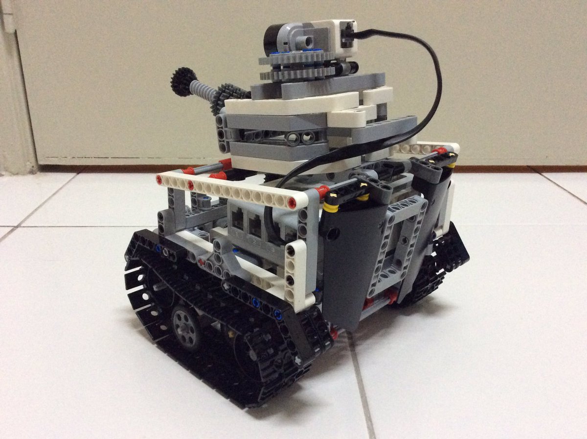 shah_apple's tweet photo. @WorldWarToons TIG3R tank made with Lego Mindstorms Education Core set. @StudioRoqovan hope you like it. https://t.co/fhON5Am1ox