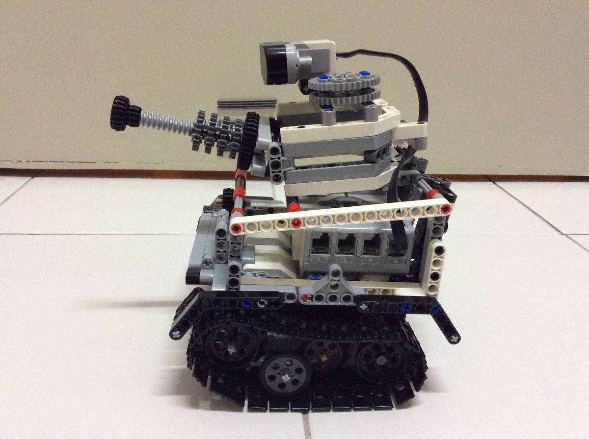 shah_apple's tweet photo. @WorldWarToons TIG3R tank made with Lego Mindstorms Education Core set. @StudioRoqovan hope you like it. https://t.co/fhON5Am1ox