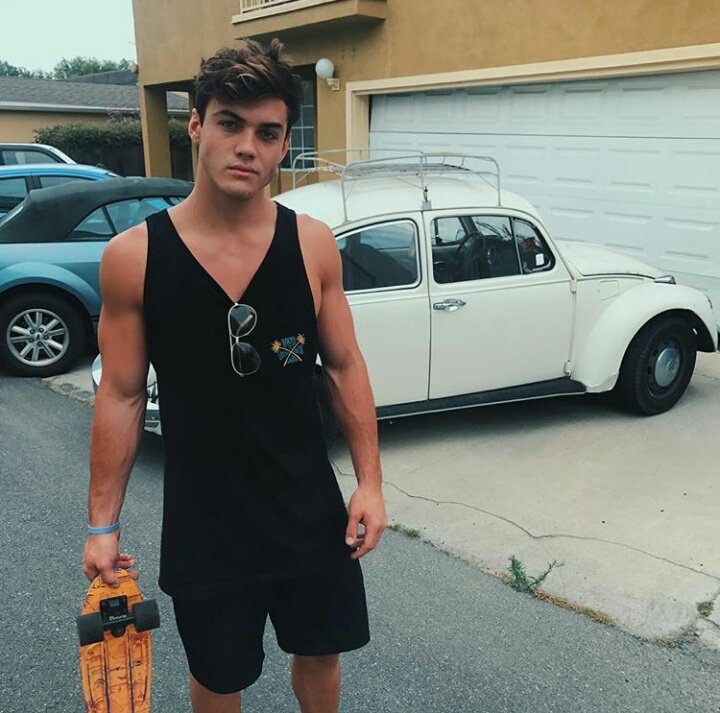 —Aiden Lexington.
—18
—Economía y negocios.
—Kappa Kappa Tau.