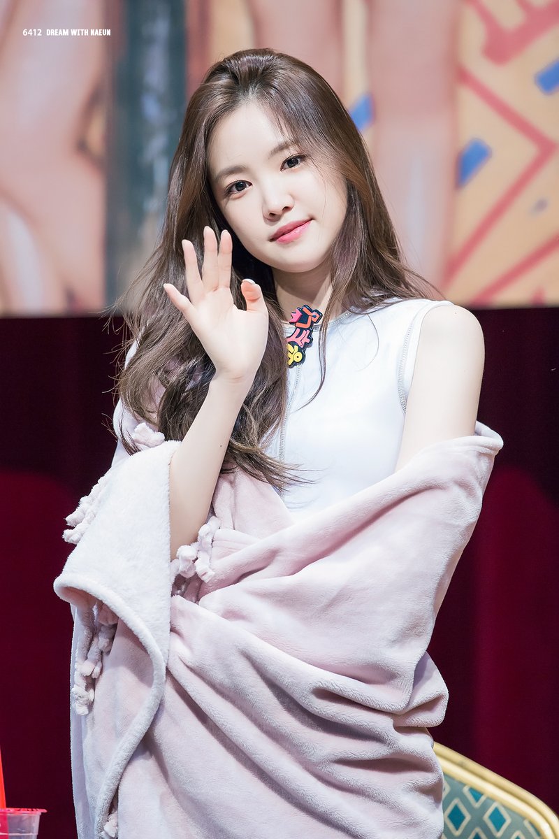sontnaeun's tweet photo. [FANTAKEN] 170716 Naeun at PinkUp Album Fansign Event in Noryangjin- 💕🌹
Cr. 6412 https://t.co/yI7PXZgDvJ