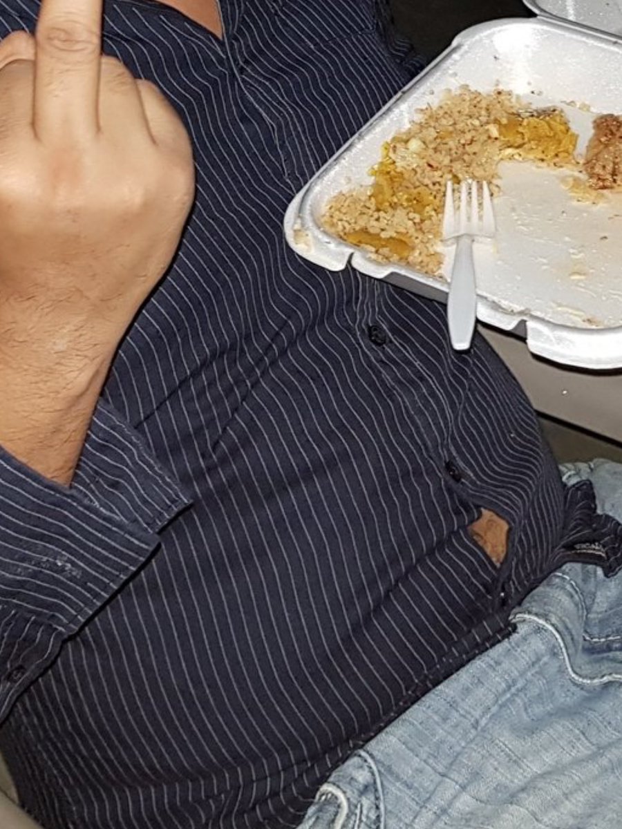 fred_vm's tweet photo. Si la camisa de medardo puede aguantar eso, tu también puedes aguantar sus malos días https://t.co/YBSjc2MQLk