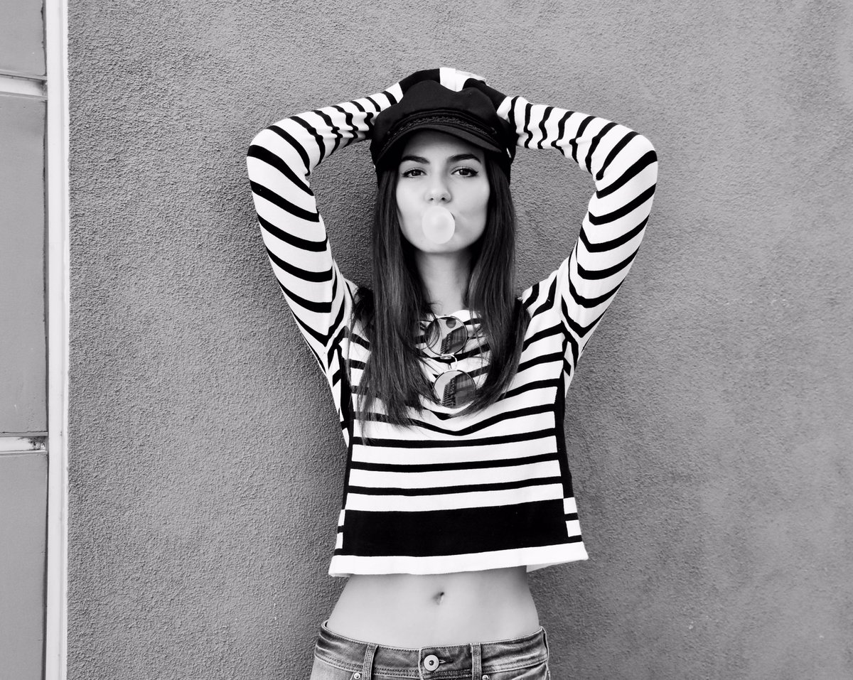 VictoriaJustice's tweet photo. ⚡️Bubble pop electric⚡️ https://t.co/uuwhdGRK0B