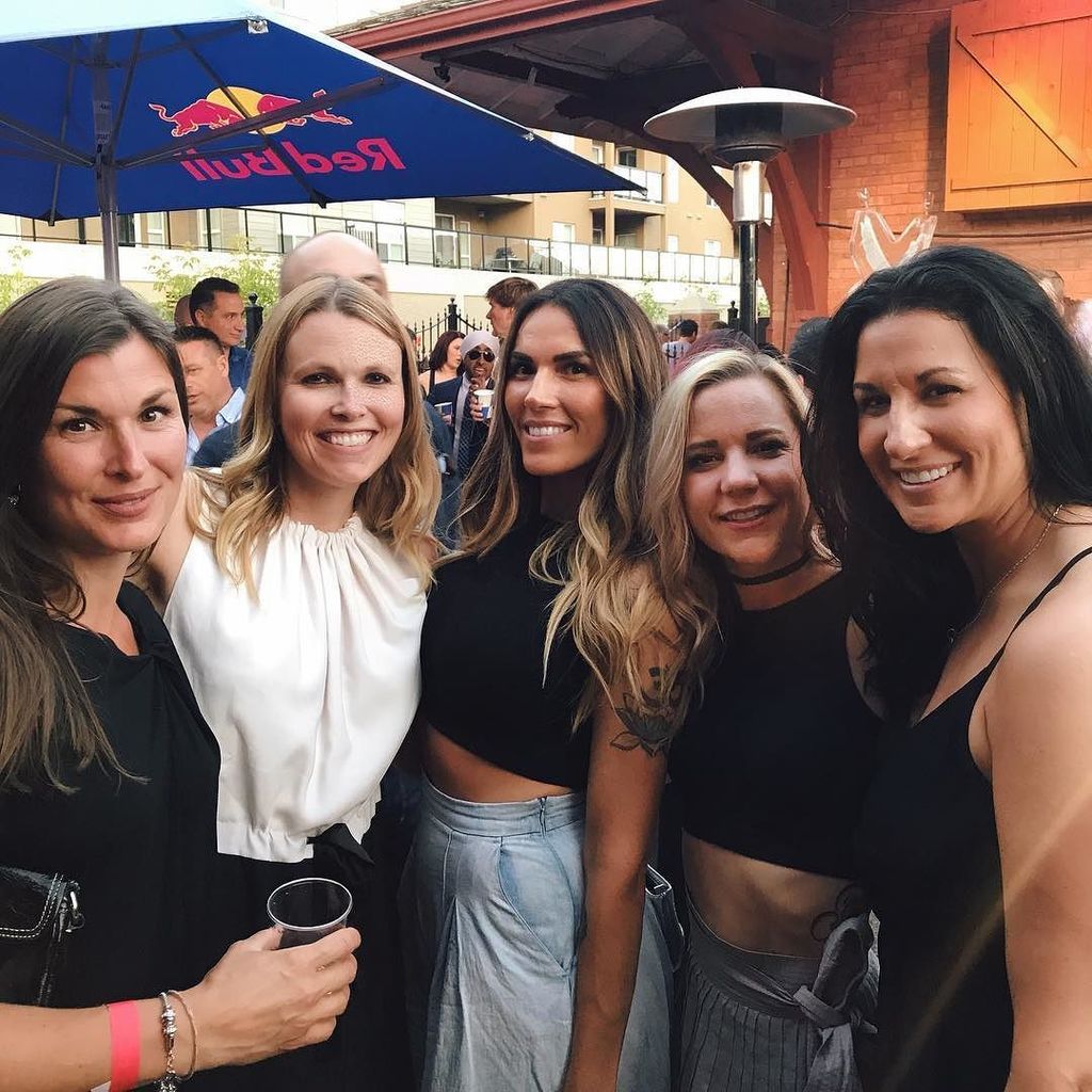ChattyGirlMedia's tweet photo. Summer sunset @mktbeermarket style .
.
.
#redbullparty #porcheparty #yegfood #yegeats #friends #yeglocal #780 #yeg… https://t.co/7cj8UioqVB https://t.co/1E8mvBDfZQ