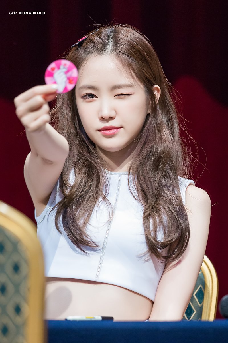 sontnaeun's tweet photo. 여기 봐! 당신은 내 손에 뭔가를 볼 수 있나요, 아니면 그냥 저에 초점을 맞추고있다? ㅋㅋㅋ https://t.co/VBK9KTpMFe