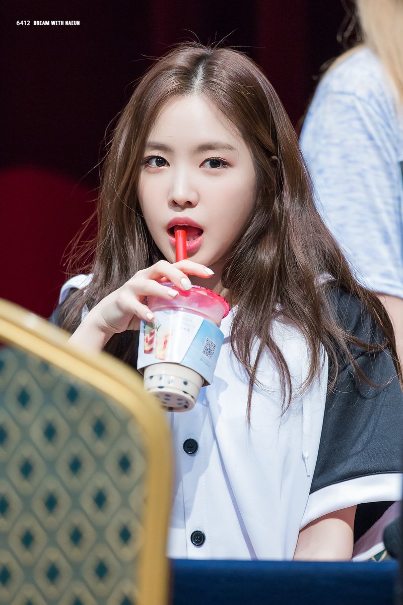 sontnaeun's tweet photo. 그녀는 당신의주의를 끌려고 노력합니다. 🐼🍼 https://t.co/NUpwyWeIOs