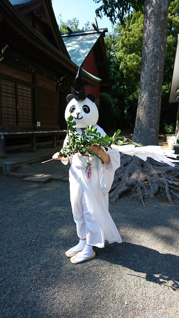 bomberuneune's tweet photo. 母から頼まれたので宣伝です
神奈川の有鹿神社の人が、パンダのかぶり物をしています。たまに外して深呼吸しているけど、暑さで顔が真っ赤になっています。神奈川で一番古い神社なのに、あまり知られていないから頑張っているみたいなのです。知名度だけでもあげてあげたいので、拡散をお願いします。 https://t.co/jYyiiyo1bY