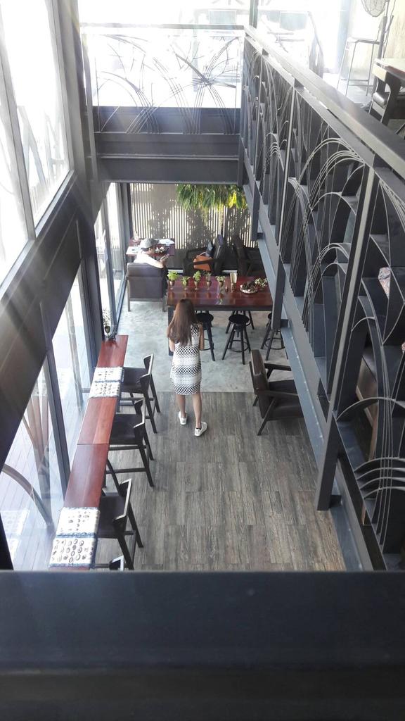 Sunday lunch on the East side. Today is an overdue visit to Black Forest on Soi Bearing. A cafe for the hipsters!