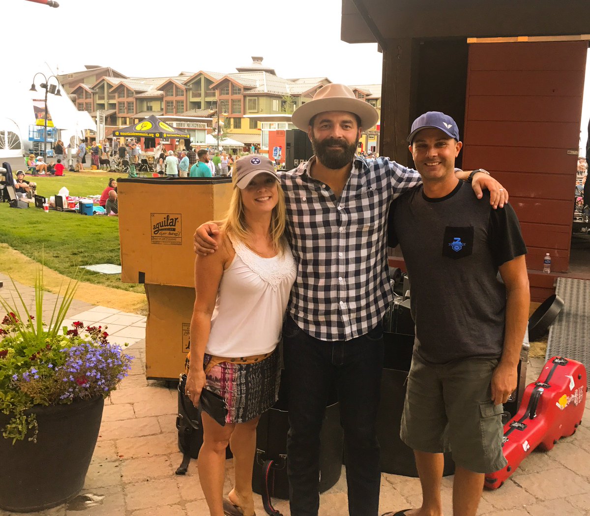 itchybrown75's tweet photo. Thank you @drewholcomb for visiting us all the way in PC tonight!!! Love some #Tennessee in #ParkCity 🏔🎸🍊💥 https://t.co/ix6T31mbDk