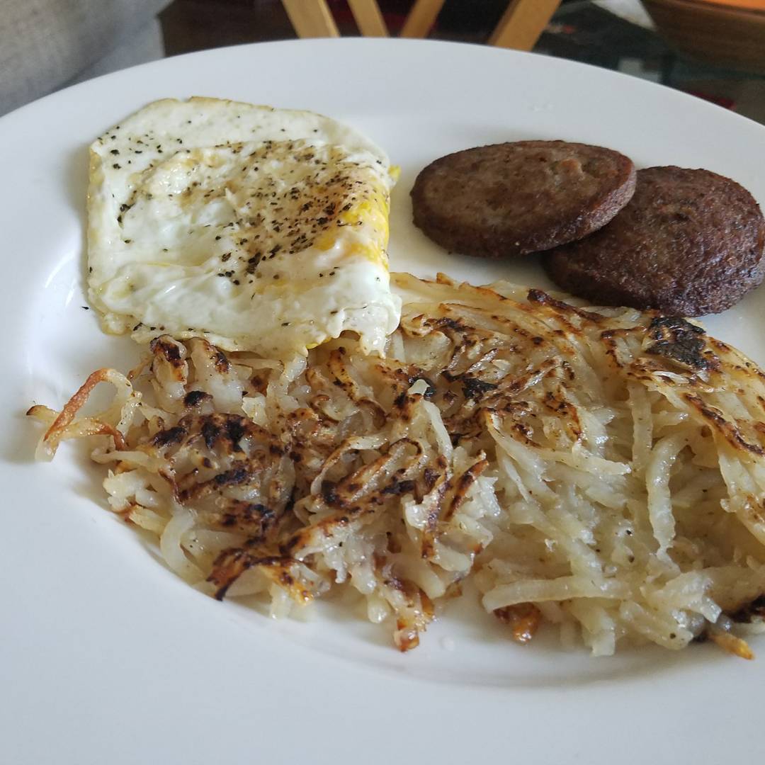 SherylPowell45's tweet photo. Hash brown, egg over medium,  and pan sausage. https://t.co/UYkM4bg9Bd
