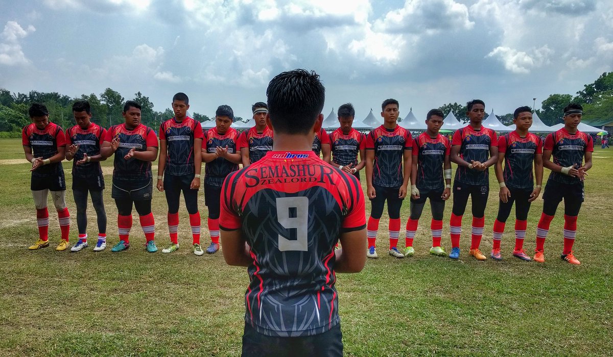 tvcentralmy's tweet photo. Kedua-dua pasukan berbaris di hadapan tetamu kehormat untuk menyanyikan lagu sekolah https://t.co/WajWTTnin2