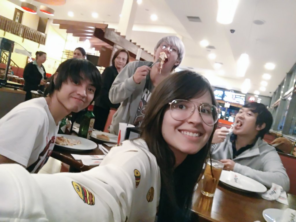 vivi_hyun's tweet photo. Só pra registrar que esse dia foi louco. Heurhuahsuaua #pizzahut #tevetenisdepois #abigos #docko https://t.co/eOlkG4GZBU