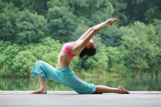 1SandraBurrns's tweet photo. beautiful yoga, lunge, outdoors https://t.co/4SSURboBfM